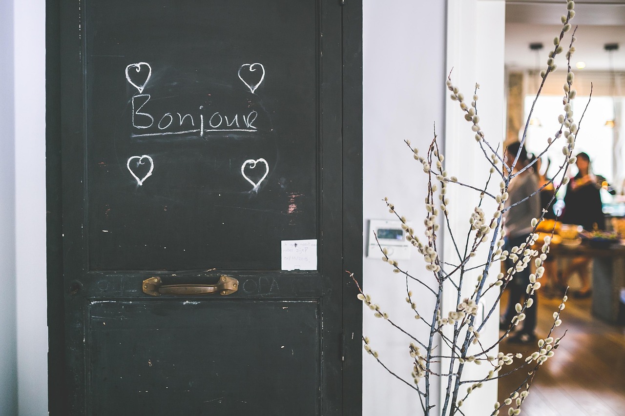 Welcoming holiday home entrance with handwritten 'Bonjour' greeting and decorative hearts showing personal hospitality touch